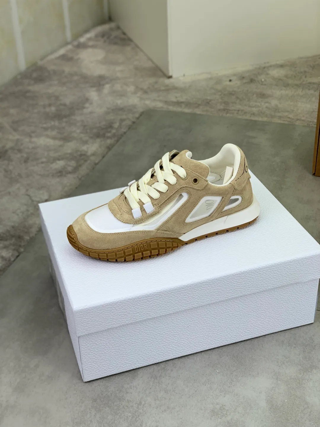 Men's men's shoes P560 new Dior Tech sneakers 2026 early spring series new products, with fashionable details, highlighting retro aesthetics. The light beige anti-suede cow leather upper is spliced ​​with apricot transparent mesh fabric on the side. The upper window edge is adhered with high-frequency flat ironing and back-pressure. It replicates the original craftsmanship, making it beautiful and comfortable without falling off. The interior is made of sheep lining of the same color and is soft and comfortable. The heel and tongue are embellished with the Paris logo. The textured TPU soles with the same color logo. The high-end version is exquisitely packaged with an airplane box, adding to the high-end style. Color: 4️⃣colors available Size: Female 35-41 Male 39-46